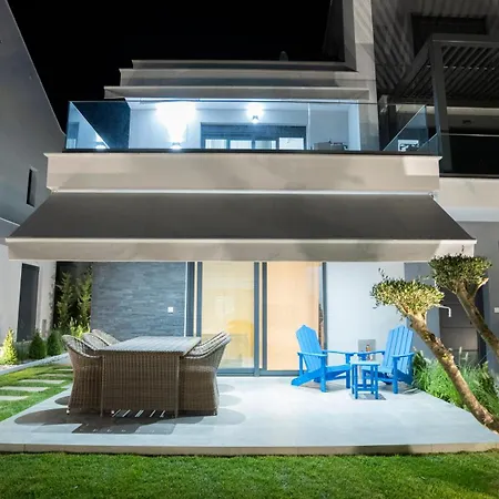 فيلة Athina Luxury Complex *